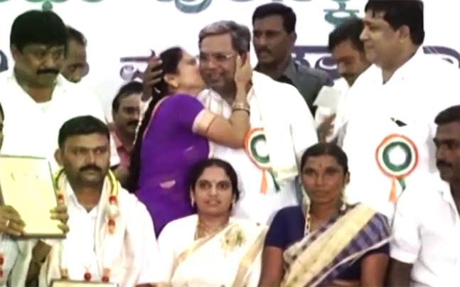 karnatakacmsiddaramaiahblushesasyoungwomankisseshiminpublic